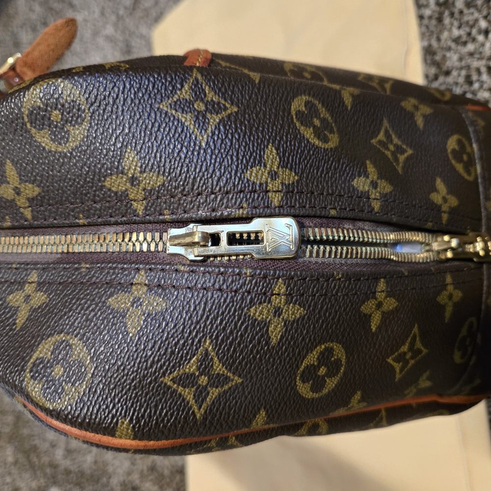 Authentic Louis Vuitton Deauville Monogram Canvas Handbag - Picture 10 of 16